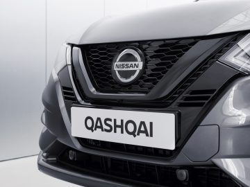 Close-up van de grille en het embleem van een Nissan N-Tec Qashqai.
