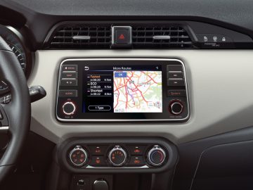 In-car Nissan N-Tec navigatiesysteem dat routeopties met verkeersinformatie weergeeft.
