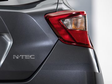 Close-up van het achterlicht en het N-Tec-embleem van een Nissan-auto.