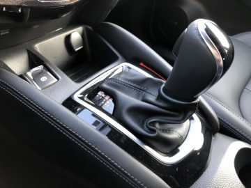 Nissan Qashqai automatische transmissie versnellingspook in een auto-interieur.