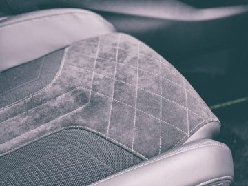Close-up van een Peugeot 2008 autostoeltje met gestikt bekledingsontwerp.