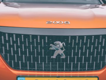 Close-up van een Peugeot 2008-grille en embleem.