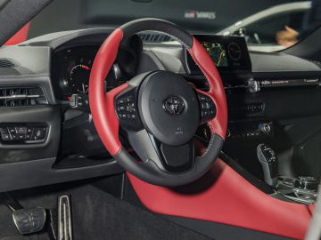 Binnenaanzicht van een Toyota GR Supra met het stuur en het dashboard.