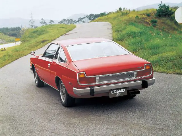 Mazda vintage Mazda Cosmo geparkeerd op een landweg.