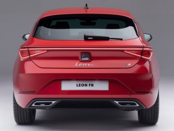 Rode Seat Leon FR-model van achteren gezien tegen een grijze achtergrond.