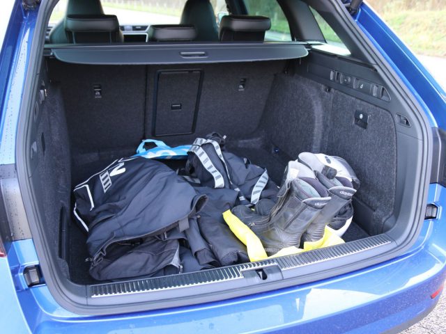 Een Skoda Superb kofferbak met sporttassen en uitrusting.