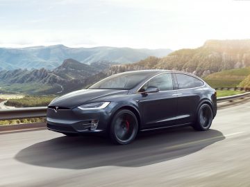 De veiligste Tesla Model X rijdt op een bergweg af.