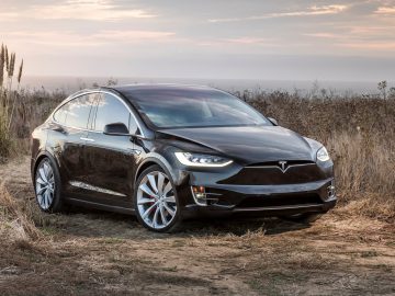 De veiligste Tesla Model X staat geparkeerd op een onverharde weg.