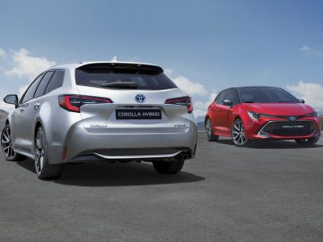 Twee top 10 Toyota Corolla-hybrides in zilver en rood, met het ontwerp van de voor- en achterkant.