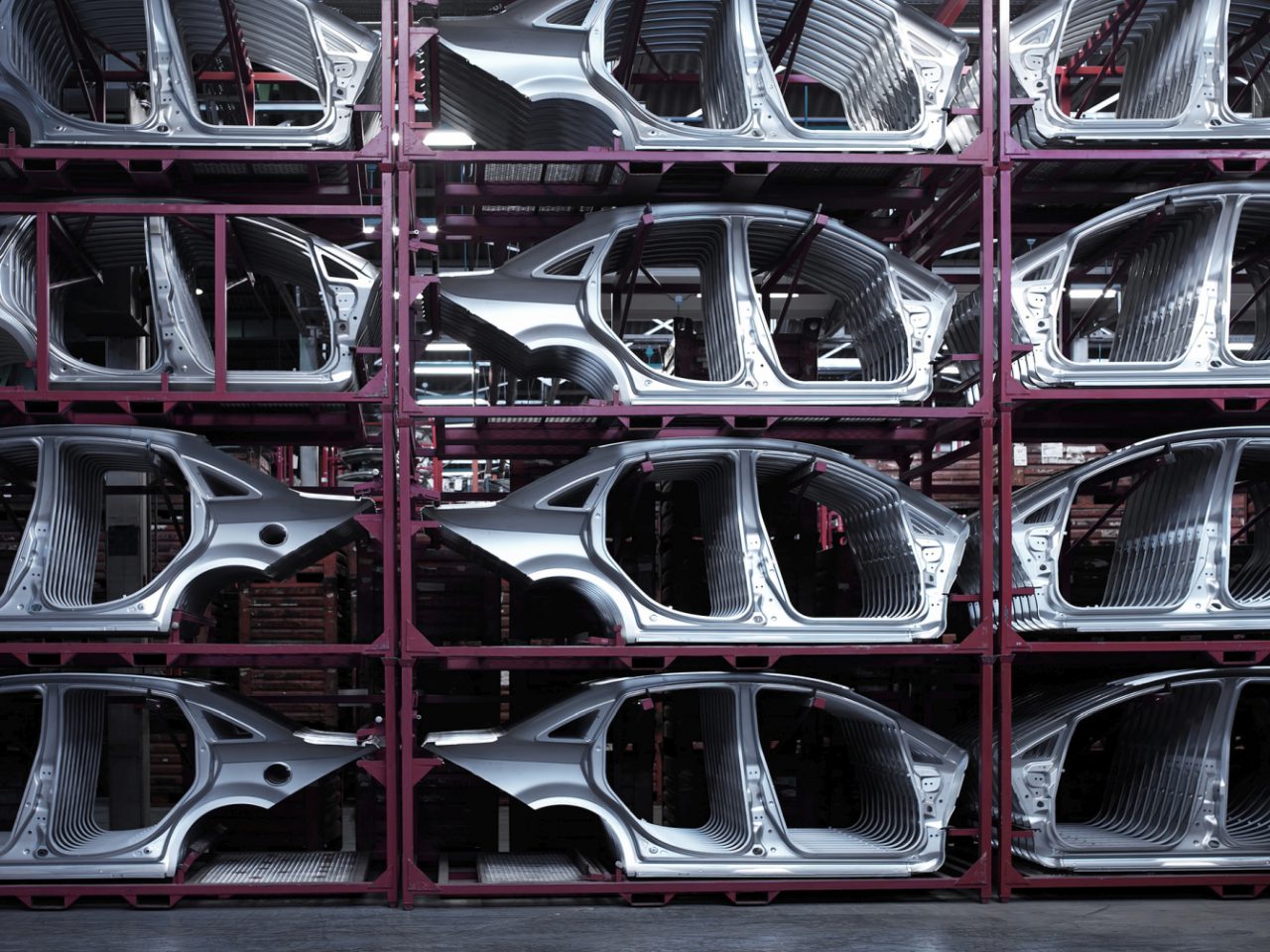 Gestapelde carrosserieën in een opslagrek in een fabriek in de automobielsector.