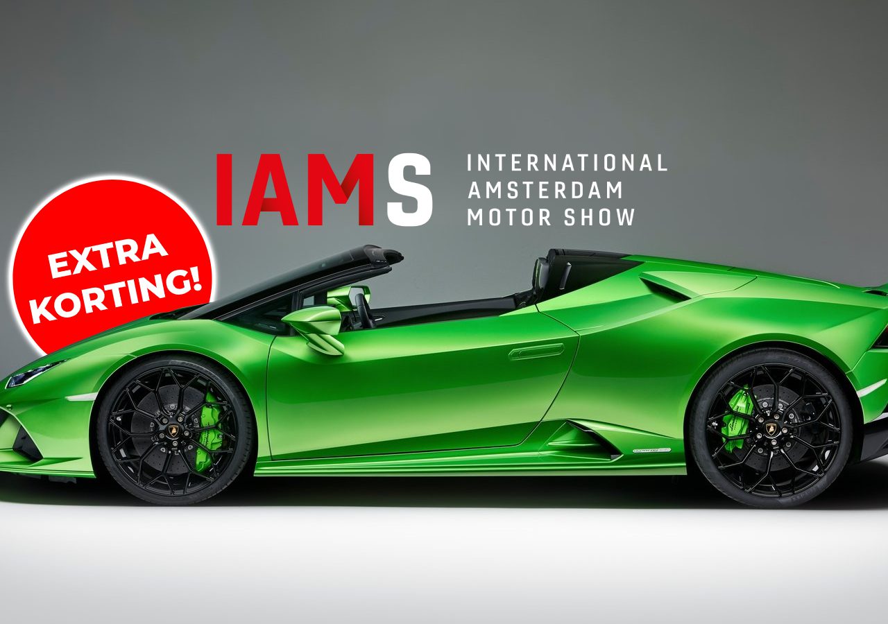 Groene sportwagen tentoongesteld met promotietekst voor de Amsterdam Motor Show 2020 en een kortingsaanbieding.