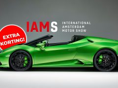 Groene sportwagen tentoongesteld met promotietekst voor de Amsterdam Motor Show 2020 en een kortingsaanbieding.