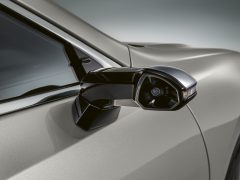Zijaanzicht van het cameragebaseerde zijspiegelsysteem van een Lexus ES.