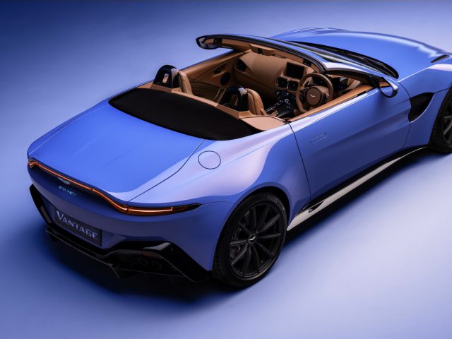 Blauwe Aston Martin Vantage Roadster converteerbare sportwagen met bruin interieur, van boven en van achteren gezien.