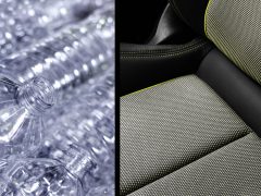 Close-upvergelijking van plastic flessen en de texturen van Audi A3-autobekleding.
