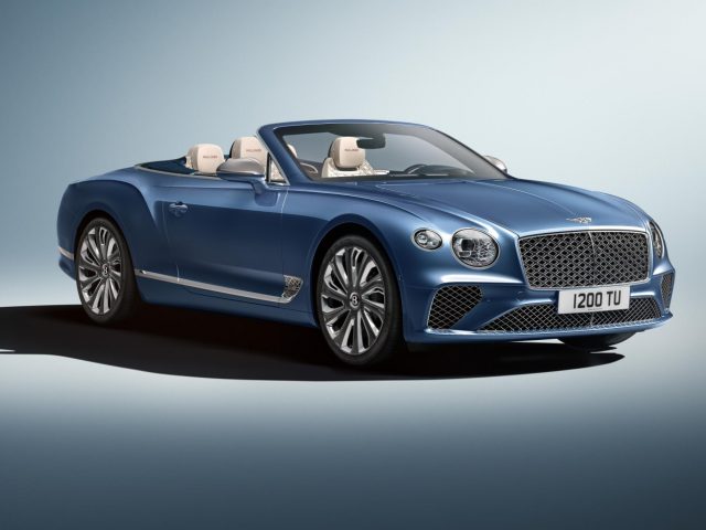 Blauwe Bentley Continental GT Mulliner Convertible weergegeven tegen een grijze achtergrond.
