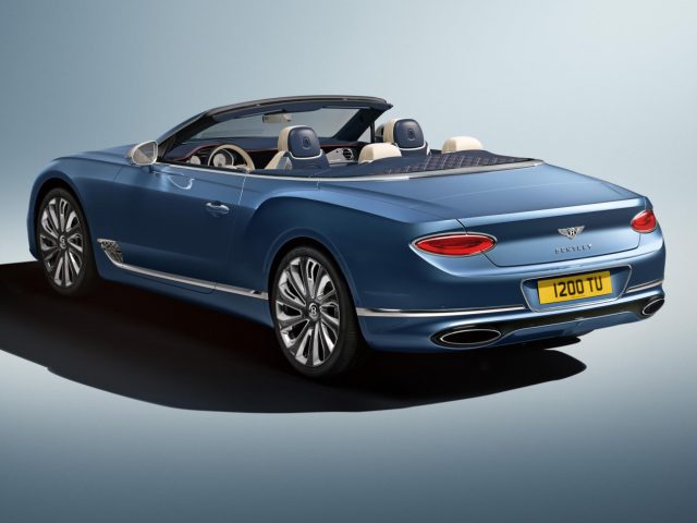 Blauwe Bentley Continental GT Mulliner Convertible weergegeven op een effen achtergrond.