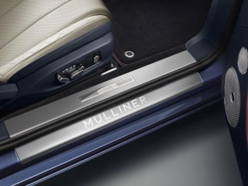 Portierdrempel van luxe auto met opschrift "Bentley Continental GT Mulliner Convertible" en hoogwaardige interieurafwerking.