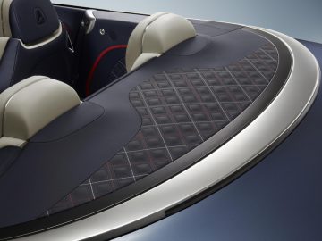 Luxe Bentley Continental GT Mulliner Convertible-interieur met de nadruk op gewatteerde lederen bekleding en strakke designelementen.