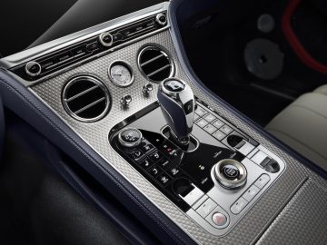 Luxe Bentley Continental GT Mulliner Convertible-interieur met gedetailleerd zicht op de middenconsole en versnellingspook.