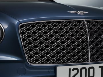 Close-up van de grille en het embleem van een Bentley Continental GT Mulliner Convertible.