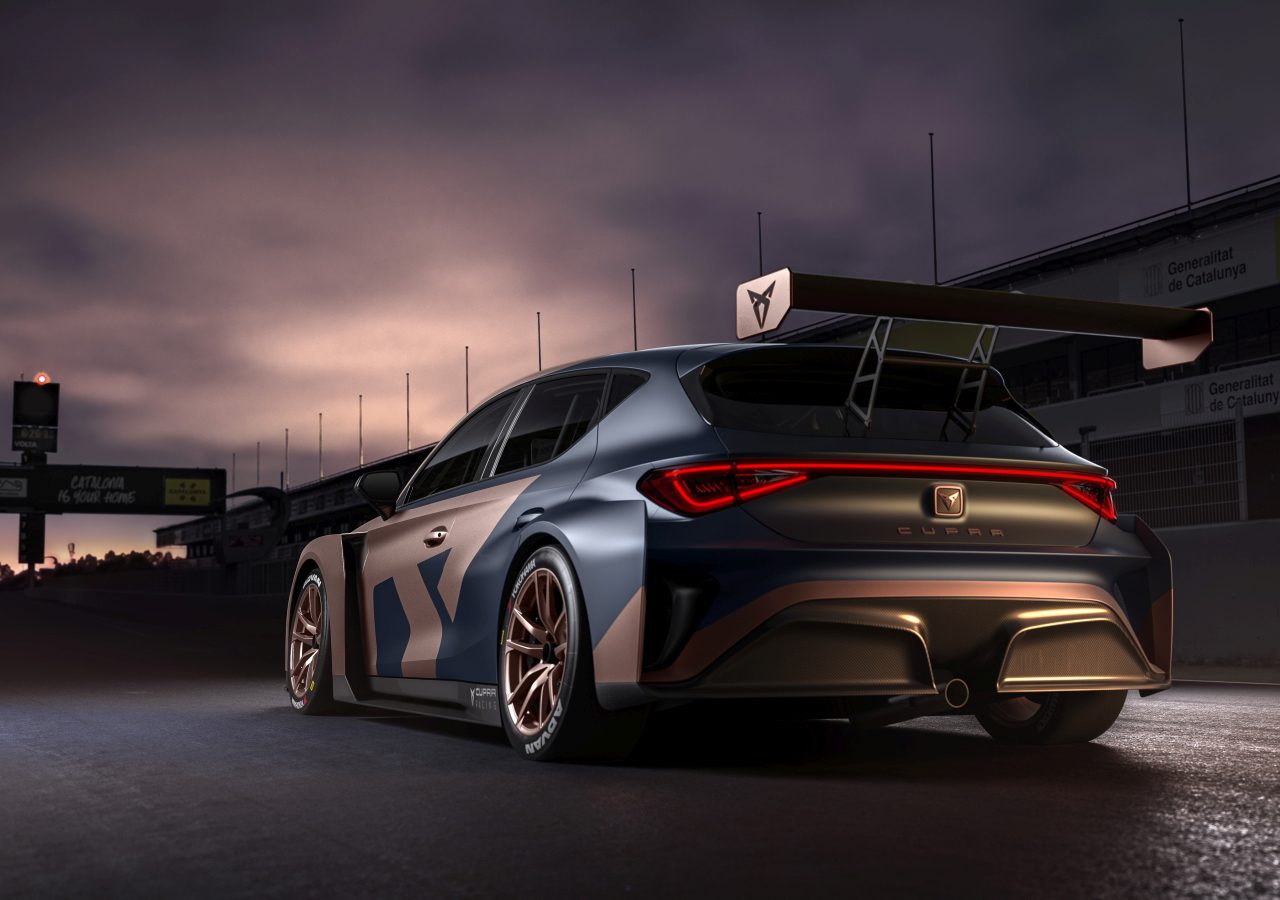 Cupra Leon hatchback bij schemering op een racecircuit.