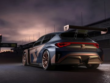 Cupra Leon hatchback bij schemering op een racecircuit.