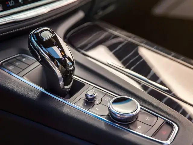 Automatische transmissie versnellingspook in een Cadillac Escalade luxe auto-interieur.