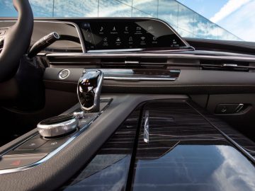 Luxe Cadillac Escalade-interieur met focus op de middenconsole en het infotainmentsysteem.