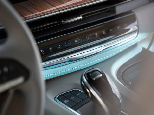 Binnenaanzicht van een moderne Cadillac Escalade, met de nadruk op het klimaatbeheersingssysteem en een deel van het stuur.