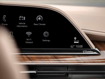 Het infotainmentsysteem van een moderne Cadillac Escalade dat verschillende opties weergeeft, zoals telefoonconnectiviteit, voertuiginformatie en instellingen voor wifi-hotspots.