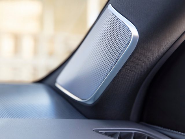 Close-up van een Cadillac Escalade autodeurluidsprekersysteem.