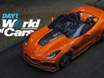 Oranje sportwagen van bovenaf gezien met de tekst "DAY1 World of Cars" over de afbeelding heen.