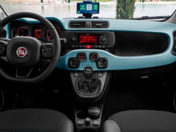 Modern Fiat 500 Hybrid-interieur met tweekleurig dashboard, centraal infotainmentsysteem en handgeschakelde versnellingsbak.