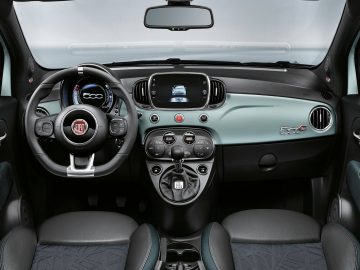 Binnenaanzicht van een Fiat 500 Hybrid met het dashboard, het stuur en de tweekleurige stoelen.