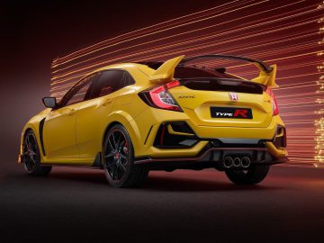 Een gele Honda Civic Type R Limited Edition tegen een donkere achtergrond met dynamische lichte strepen.
