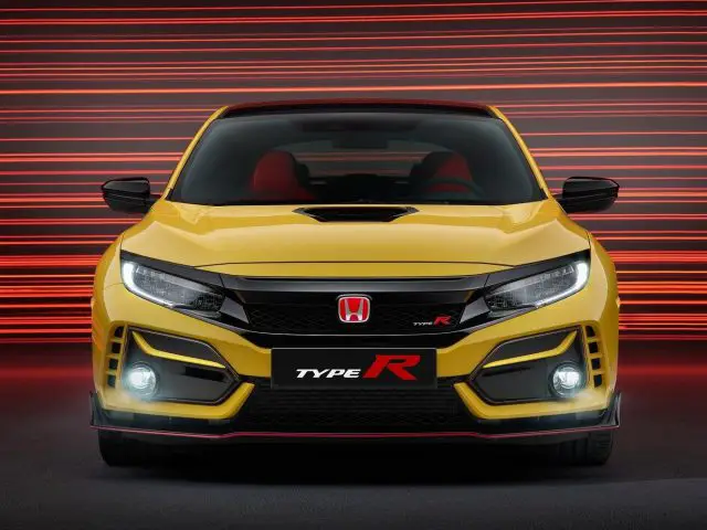 Gele Honda Civic Type R Limited Edition tegen een roodlichtstreepachtergrond.