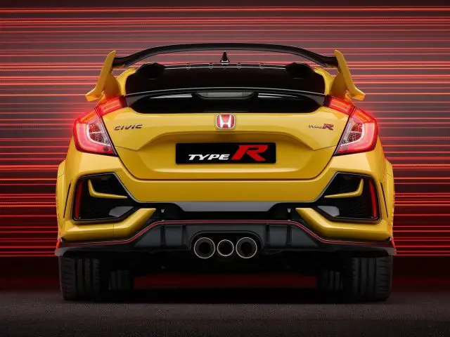Achteraanzicht van een gele Honda Civic Type R Limited Edition tegen een rood gestreepte achtergrond.