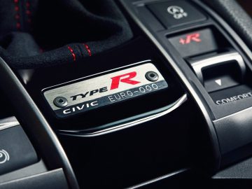 Close-up van de middenconsole van een Honda Civic Type R Limited Edition met rijmodusschakelaars.