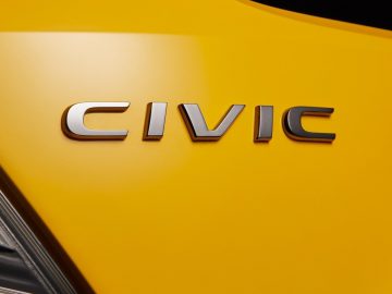 Close-up van de 'Honda Civic Type R Limited Edition'-badge op de motorkap van een gele auto.
