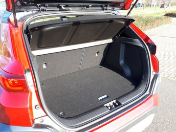 Open kofferbak van een Kona Hybrid met schone en lege laadruimte.