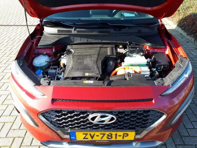 Hyundai Kona Hybrid-voertuig met open motorkap waardoor de motorruimte zichtbaar is.