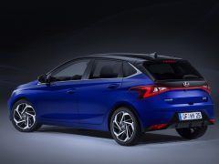 Blauwe Hyundai i20 compacte hatchback-auto weergegeven tegen een donkere achtergrond.