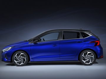 Hyundai i20 blauwe hatchback-auto weergegeven tegen een grijze achtergrond.