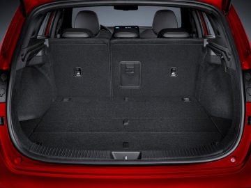 De kofferbak van een Hyundai i30 toont een lege en ruime laadruimte met neergeklapte achterbank.