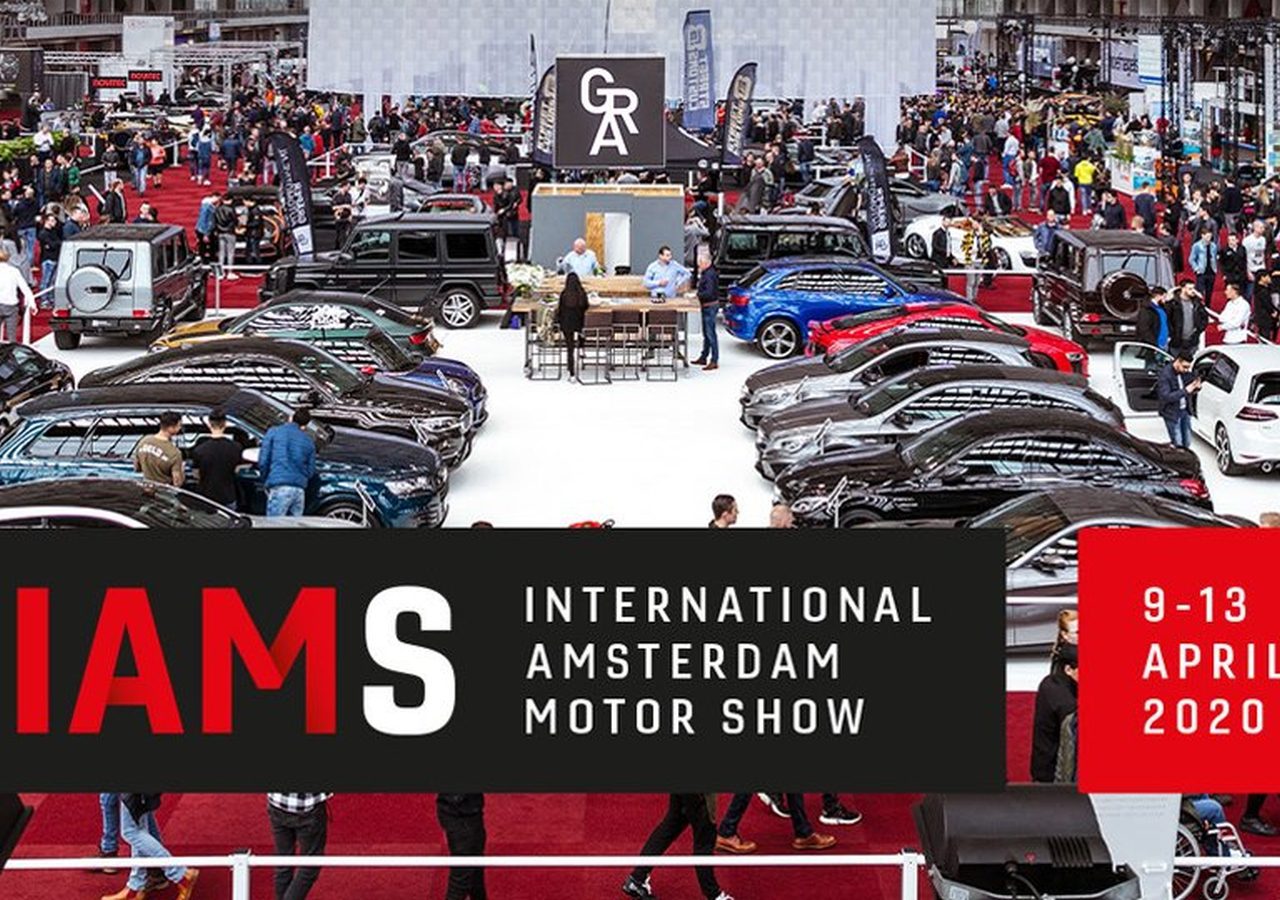 Drukke tentoonstellingshal op de International Amsterdam Motor Show 2020, met een scala aan voertuigen.