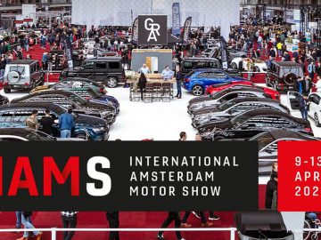 Drukke tentoonstellingshal op de International Amsterdam Motor Show 2020, met een scala aan voertuigen.