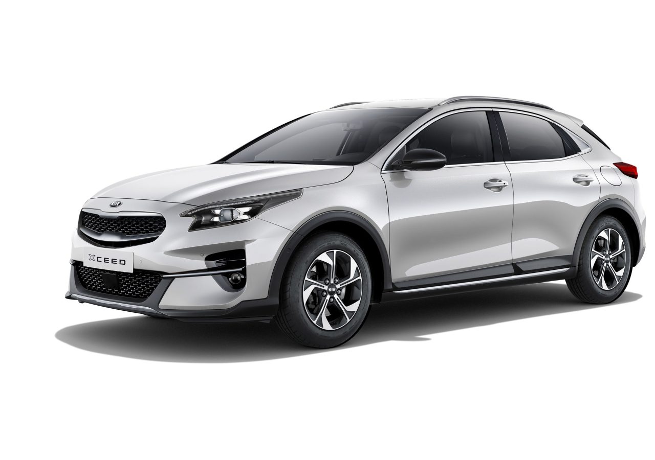 Een zilveren Kia XCeed compacte SUV op een witte achtergrond.