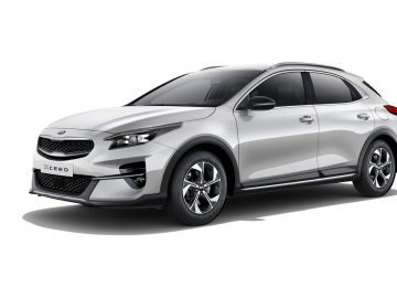 Een zilveren Kia XCeed compacte SUV op een witte achtergrond.