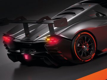 Hoogwaardige sportwagen met aerodynamisch ontwerp, opvallende achtervleugel en agressieve styling, bekend als de KTM X-Bow.